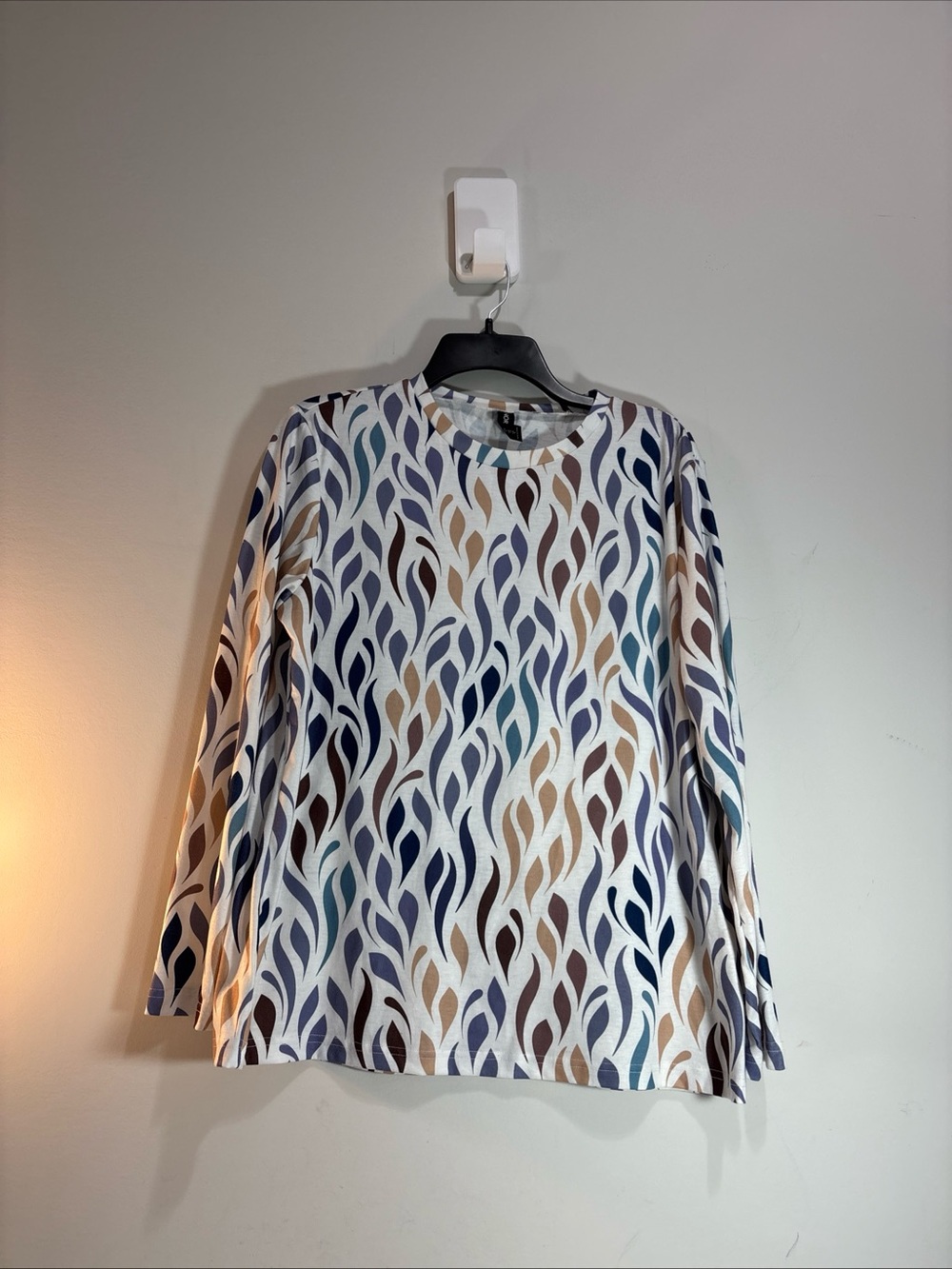 Noracora Patterned Long-Sleeve Crewneck Top in Blue, Brown & White. 1158